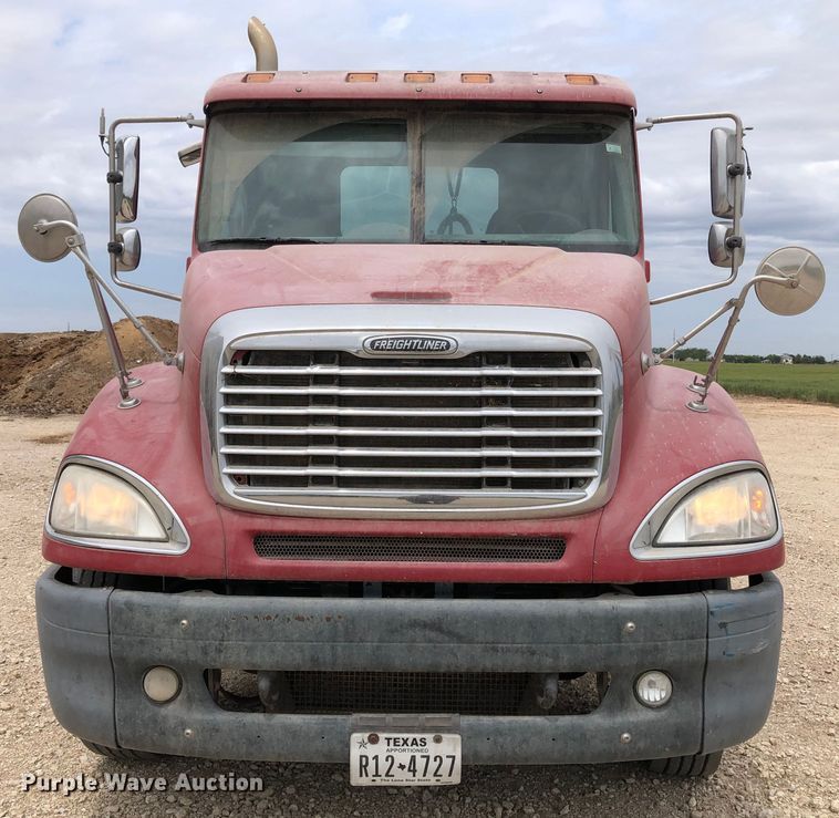 image for item DK8267 2005 Freightliner Columbia  semi truck