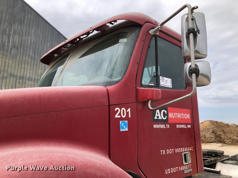 image for item DK8267 2005 Freightliner Columbia  semi truck