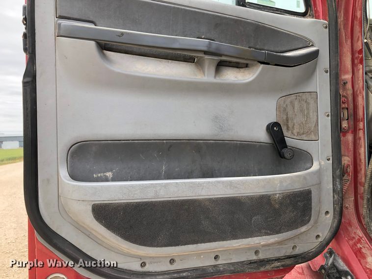 image for item DK8267 2005 Freightliner Columbia  semi truck