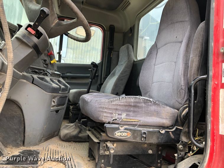 image for item DK8267 2005 Freightliner Columbia  semi truck