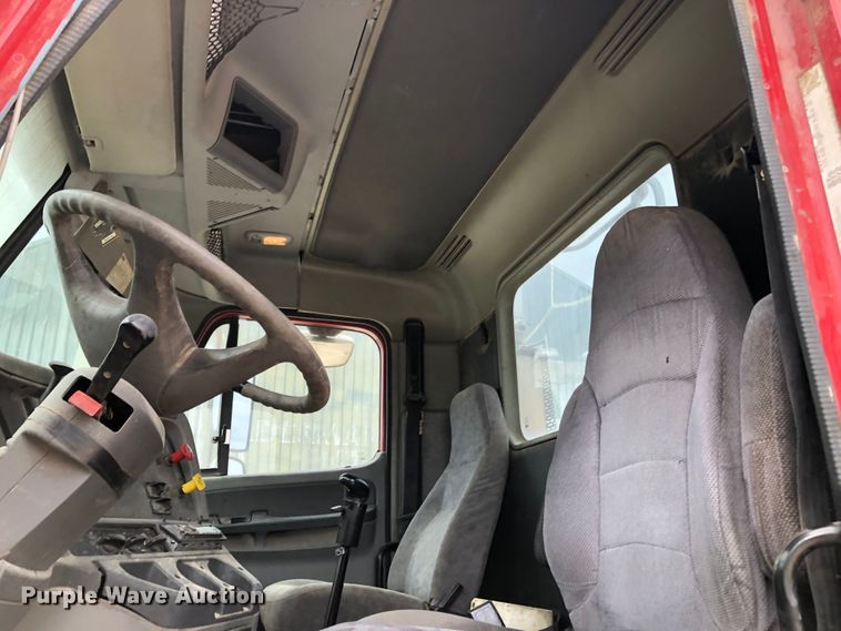 image for item DK8267 2005 Freightliner Columbia  semi truck