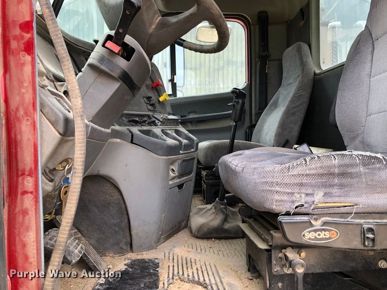 image for item DK8267 2005 Freightliner Columbia  semi truck