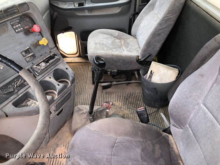 image for item DK8267 2005 Freightliner Columbia  semi truck