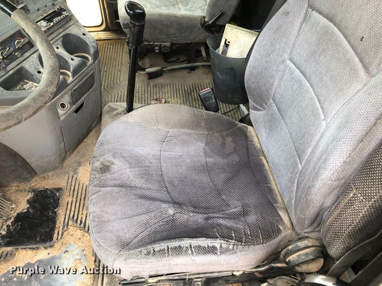 image for item DK8267 2005 Freightliner Columbia  semi truck