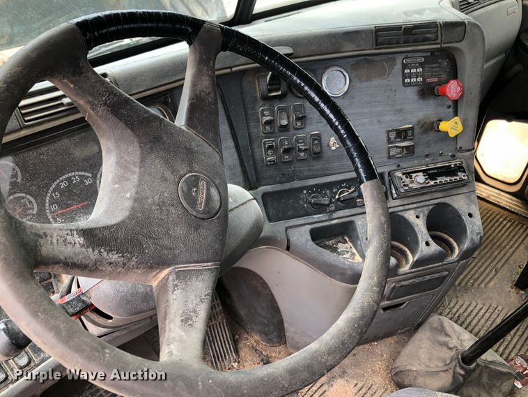 image for item DK8267 2005 Freightliner Columbia  semi truck