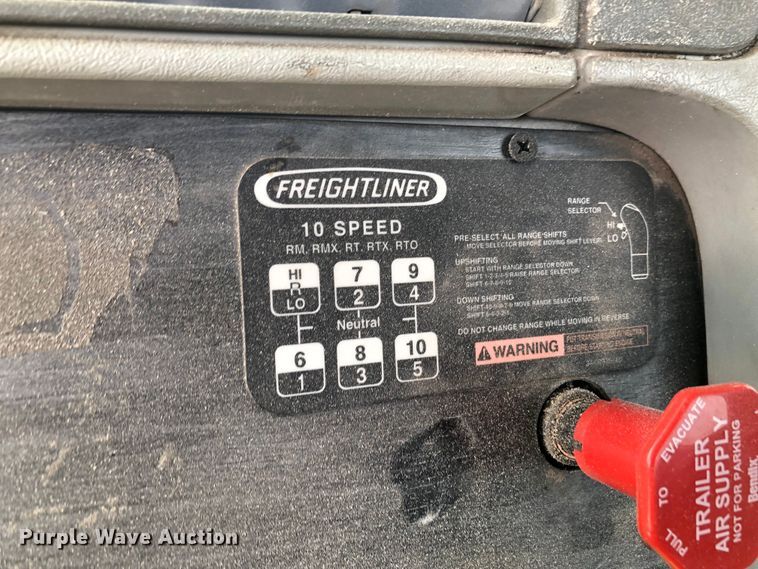 image for item DK8267 2005 Freightliner Columbia  semi truck