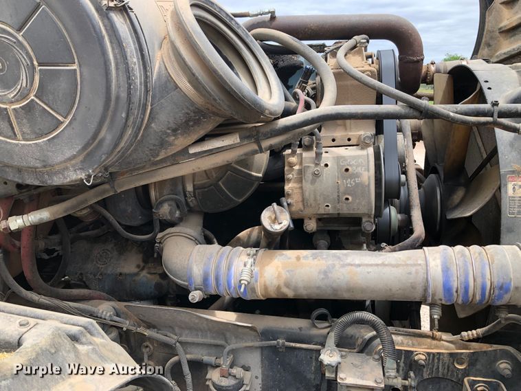 image for item DK8267 2005 Freightliner Columbia  semi truck