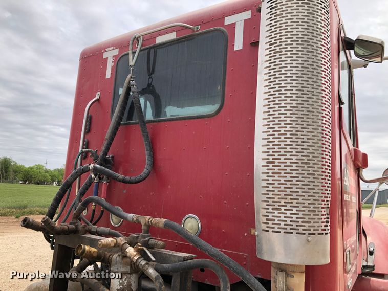 image for item DK8267 2005 Freightliner Columbia  semi truck