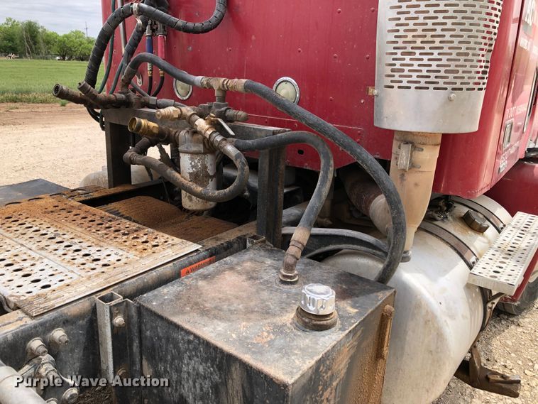 image for item DK8267 2005 Freightliner Columbia  semi truck