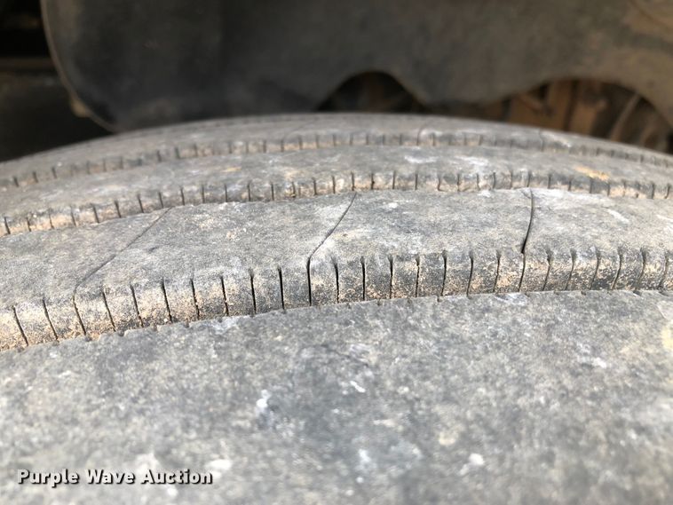 image for item DK8267 2005 Freightliner Columbia  semi truck