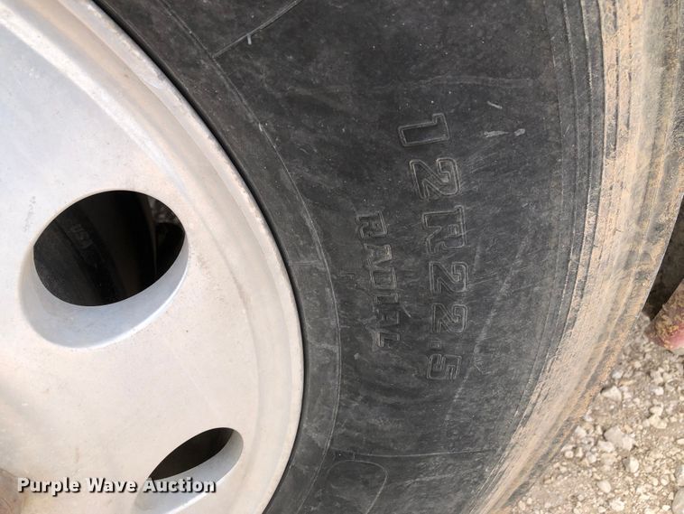 image for item DK8267 2005 Freightliner Columbia  semi truck