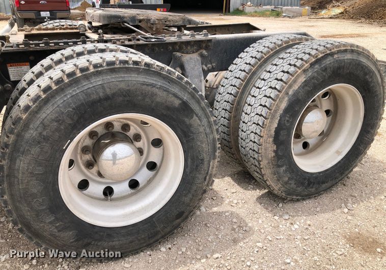 image for item DK8267 2005 Freightliner Columbia  semi truck