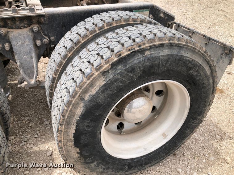 image for item DK8267 2005 Freightliner Columbia  semi truck