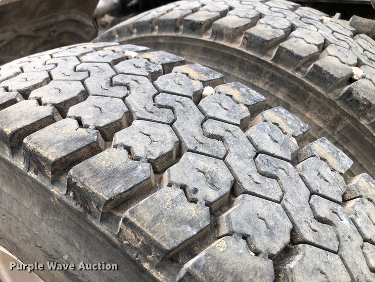 image for item DK8267 2005 Freightliner Columbia  semi truck