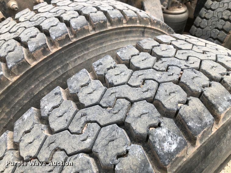 image for item DK8267 2005 Freightliner Columbia  semi truck