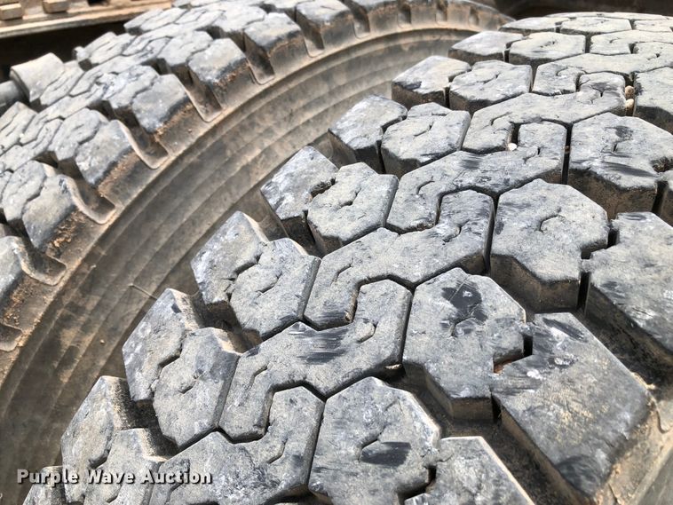 image for item DK8267 2005 Freightliner Columbia  semi truck