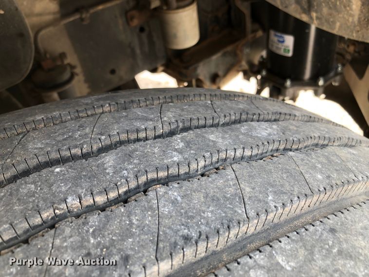 image for item DK8267 2005 Freightliner Columbia  semi truck