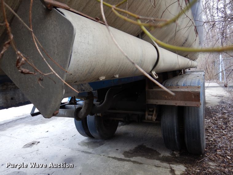 image for item DL3748 1976 Trailmobile F11S4MCM-4  tank trailer