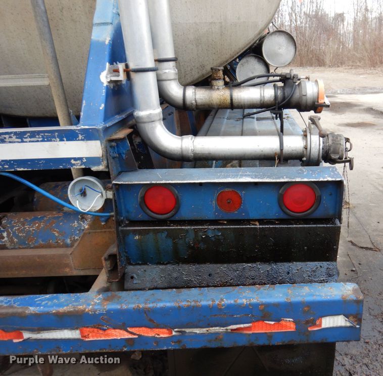 image for item DL3748 1976 Trailmobile F11S4MCM-4  tank trailer