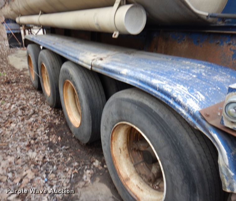 image for item DL3748 1976 Trailmobile F11S4MCM-4  tank trailer