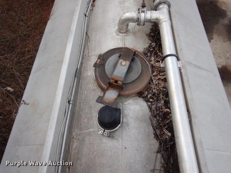 image for item DL3748 1976 Trailmobile F11S4MCM-4  tank trailer