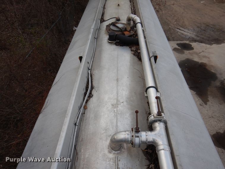 image for item DL3748 1976 Trailmobile F11S4MCM-4  tank trailer