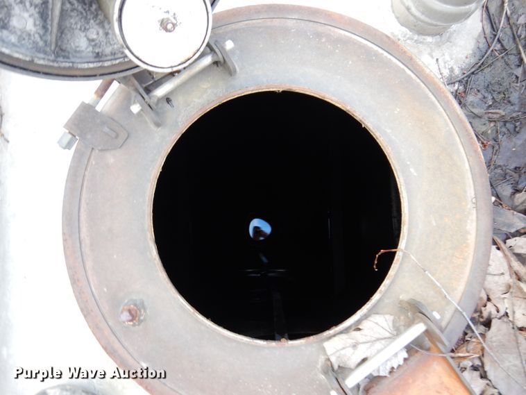 image for item DL3748 1976 Trailmobile F11S4MCM-4  tank trailer