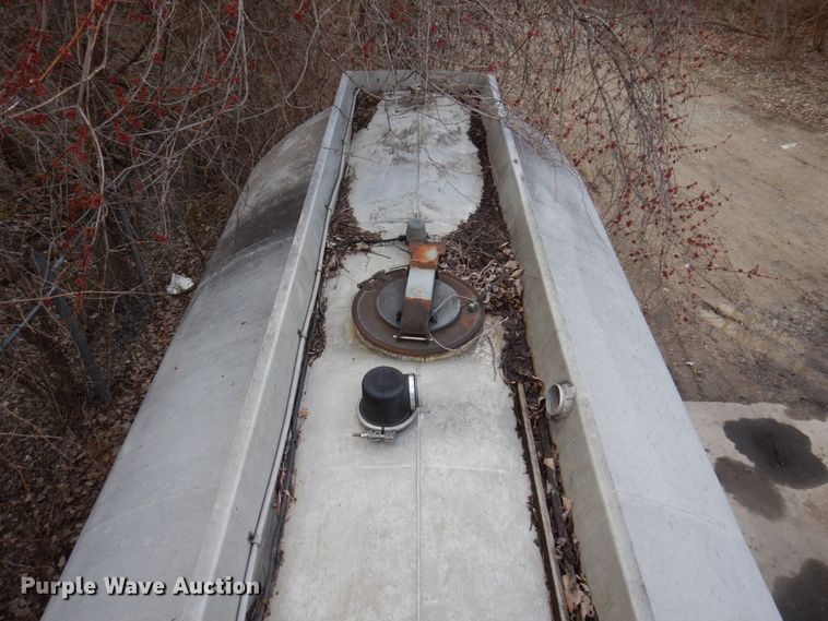 image for item DL3748 1976 Trailmobile F11S4MCM-4  tank trailer