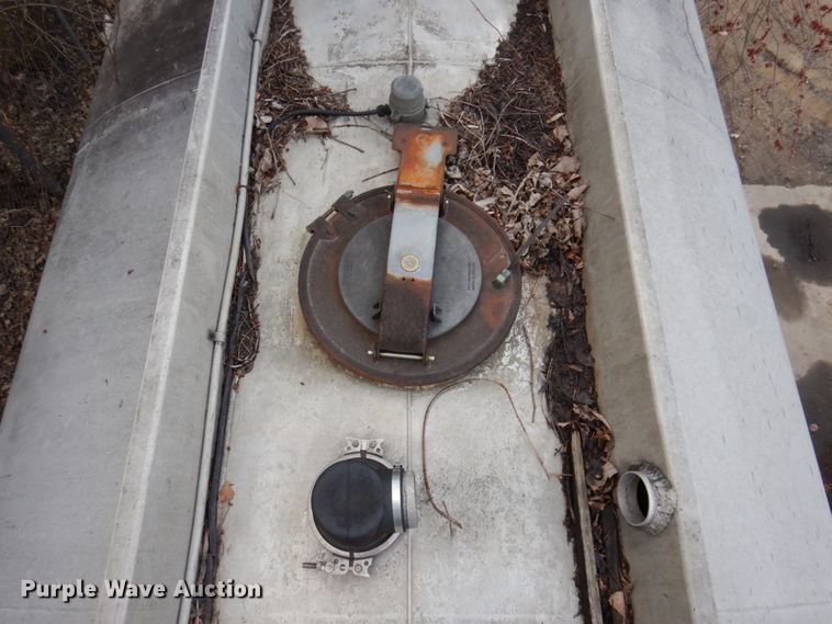 image for item DL3748 1976 Trailmobile F11S4MCM-4  tank trailer