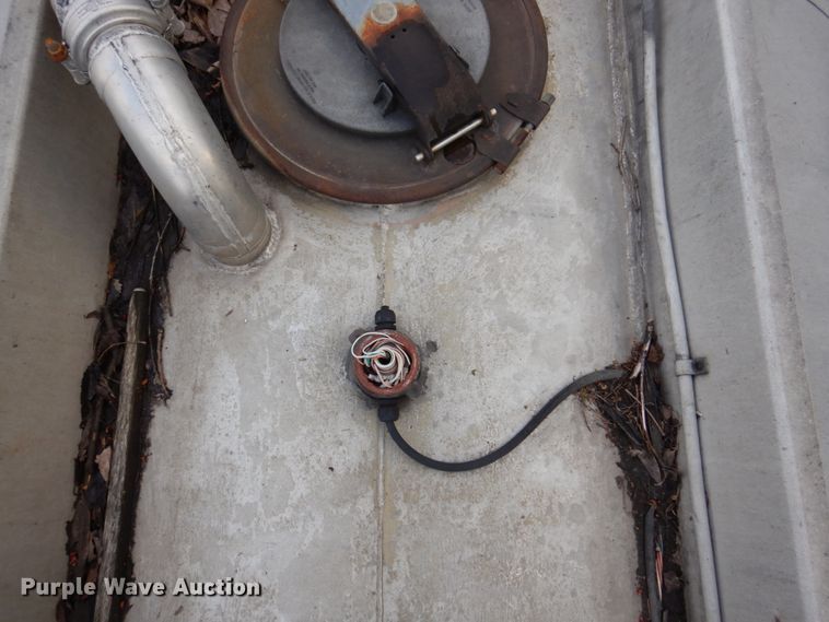 image for item DL3748 1976 Trailmobile F11S4MCM-4  tank trailer