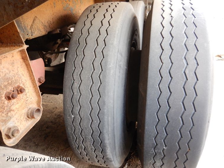 image for item DL3748 1976 Trailmobile F11S4MCM-4  tank trailer