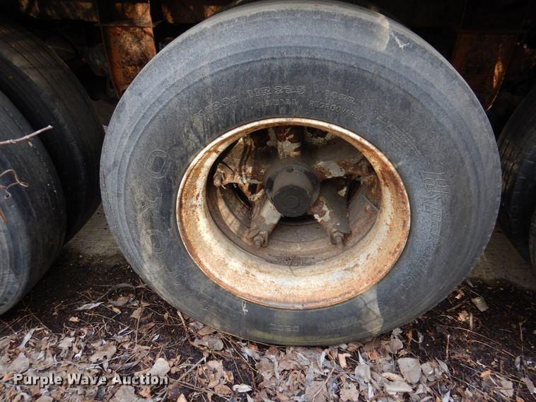 image for item DL3748 1976 Trailmobile F11S4MCM-4  tank trailer