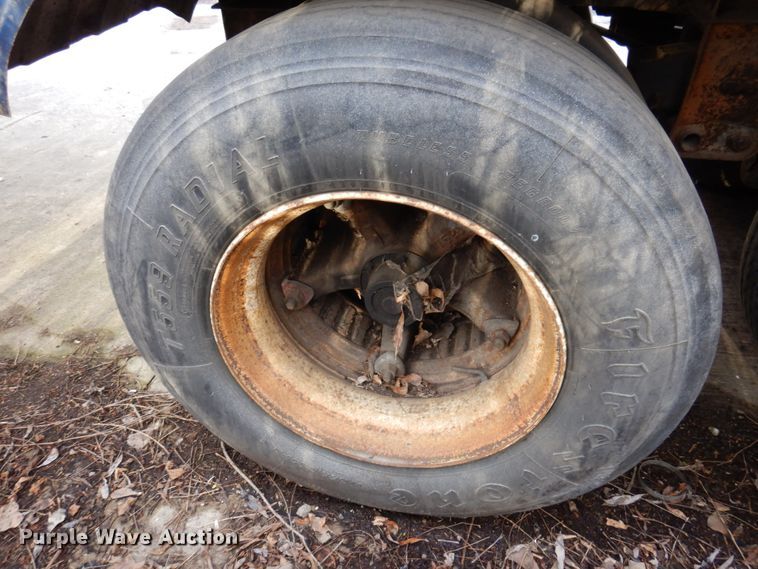 image for item DL3748 1976 Trailmobile F11S4MCM-4  tank trailer