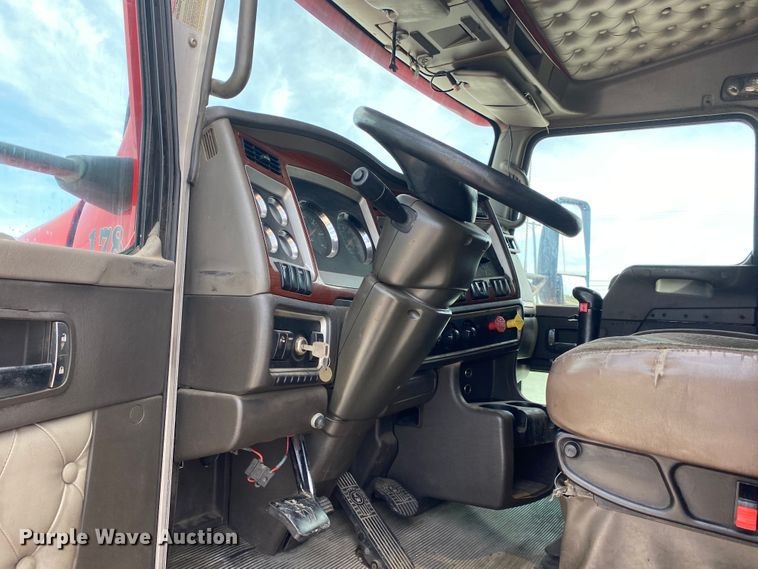 image for item DM4083 2006 Kenworth T600  semi truck