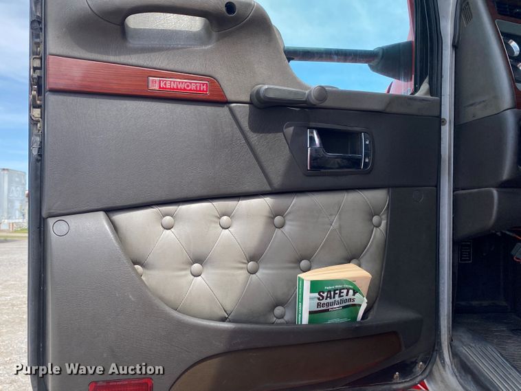 image for item DM4083 2006 Kenworth T600  semi truck