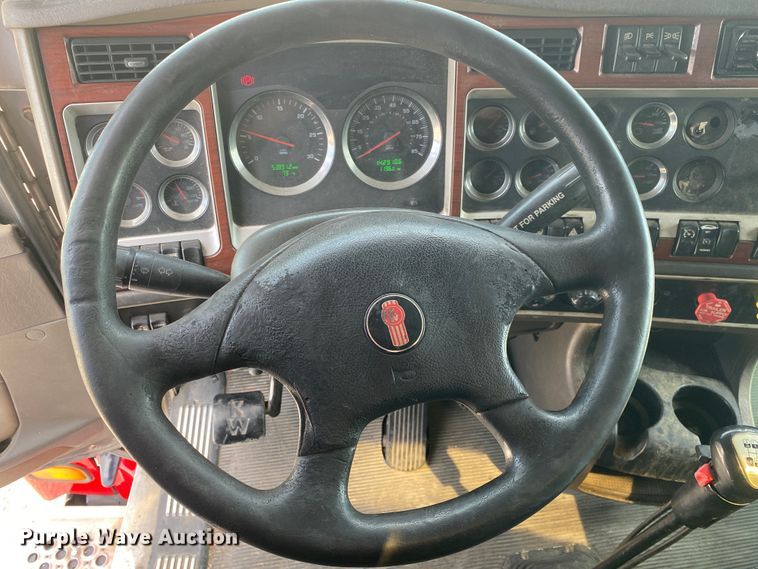 image for item DM4083 2006 Kenworth T600  semi truck