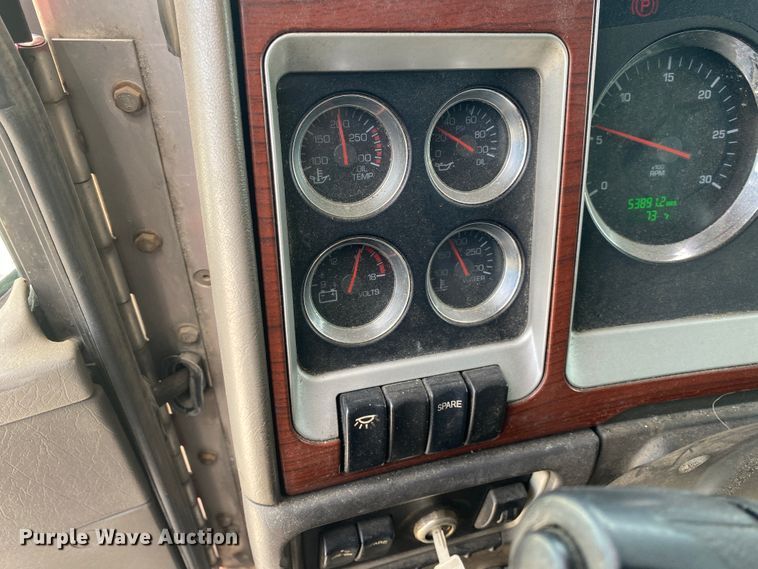 image for item DM4083 2006 Kenworth T600  semi truck