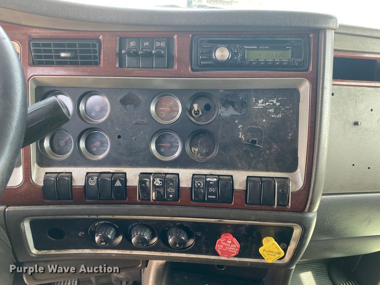 image for item DM4083 2006 Kenworth T600  semi truck