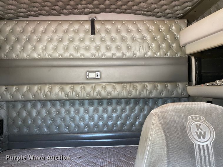 image for item DM4083 2006 Kenworth T600  semi truck