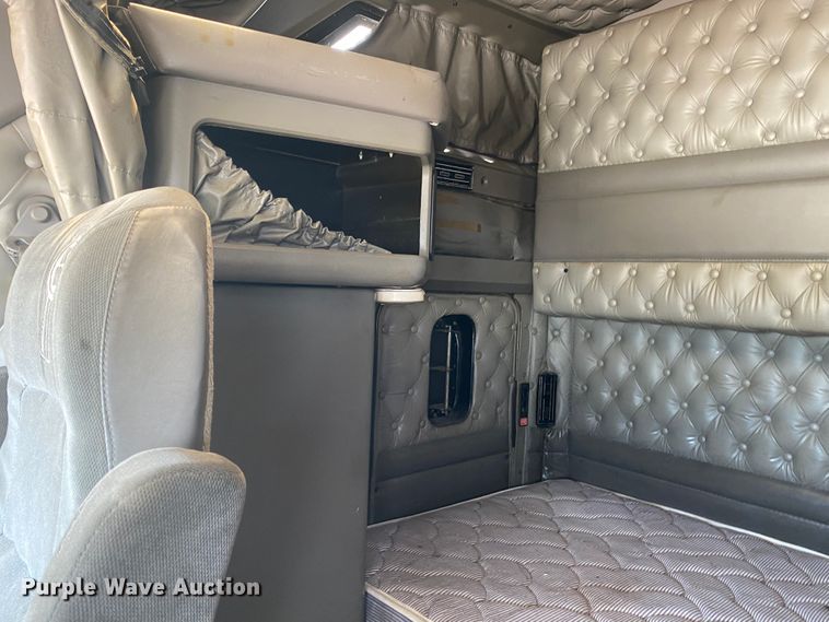 image for item DM4083 2006 Kenworth T600  semi truck