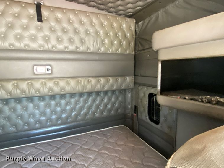 image for item DM4083 2006 Kenworth T600  semi truck