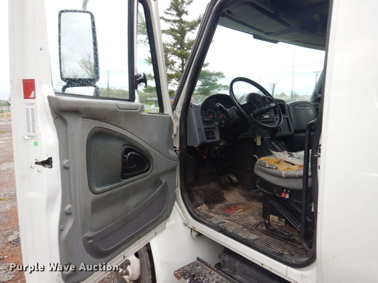 image for item DM7314 2007 International 4300  rollback truck