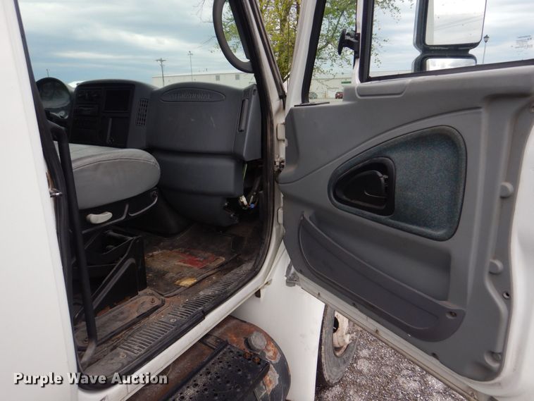 image for item DM7314 2007 International 4300  rollback truck