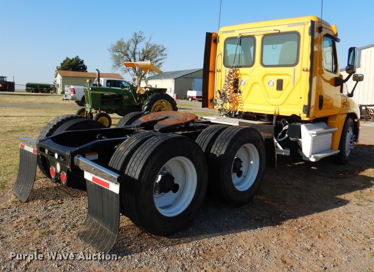 image for item DN0288 2012 Freightliner Cascadia 125  semi truck