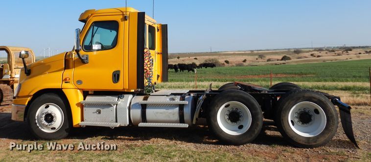 image for item DN0288 2012 Freightliner Cascadia 125  semi truck