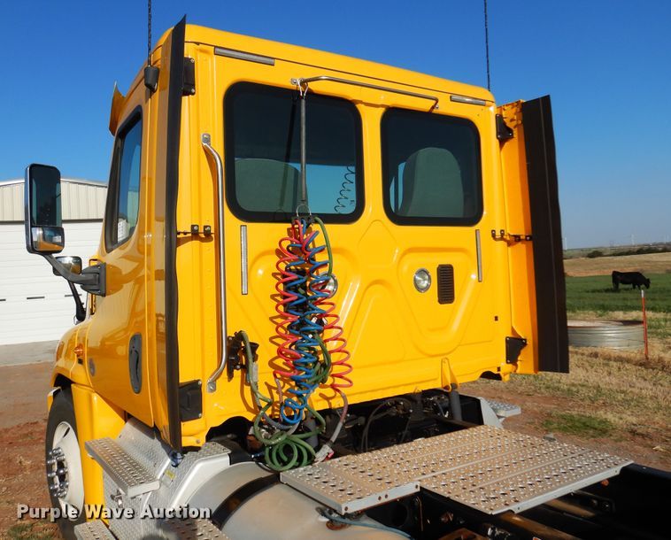 image for item DN0288 2012 Freightliner Cascadia 125  semi truck