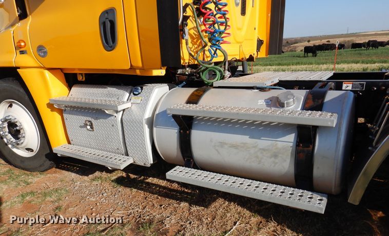 image for item DN0288 2012 Freightliner Cascadia 125  semi truck