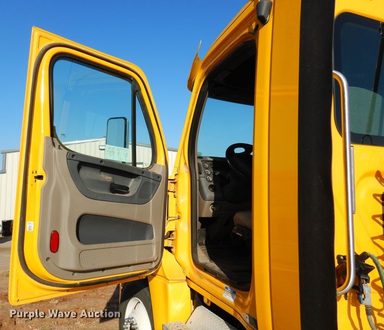 image for item DN0288 2012 Freightliner Cascadia 125  semi truck