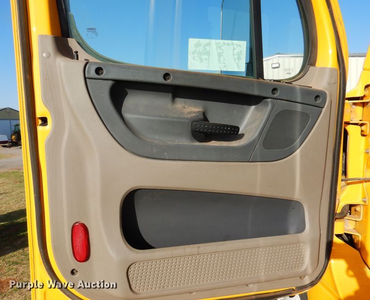 image for item DN0288 2012 Freightliner Cascadia 125  semi truck