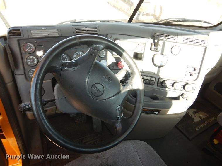 image for item DN0288 2012 Freightliner Cascadia 125  semi truck